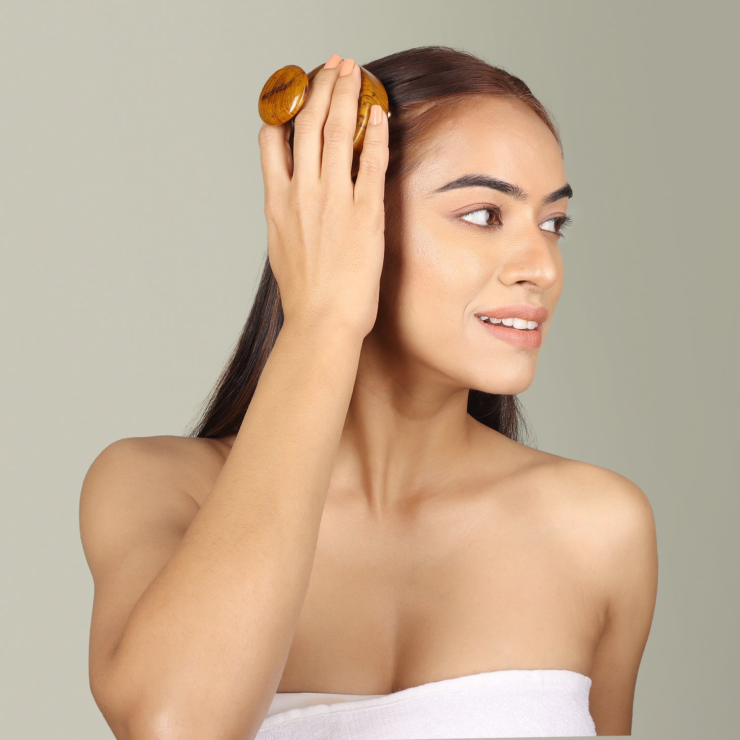 Art of Vedas Shiro Abhyanga Massage - Woman Using Kansa Scalp Massager for Ayurvedic Head Massage, Hair Growth and Relaxation